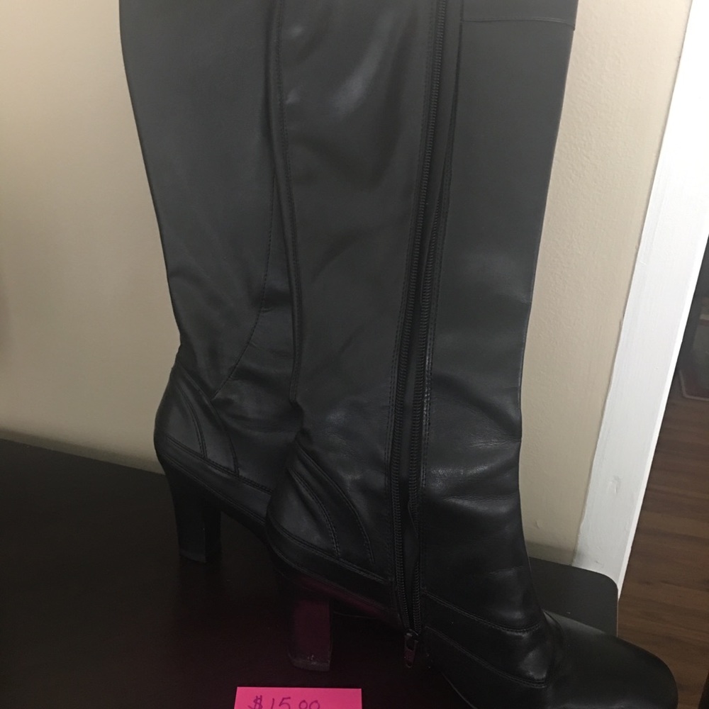 Boots - Picture 3 of 5